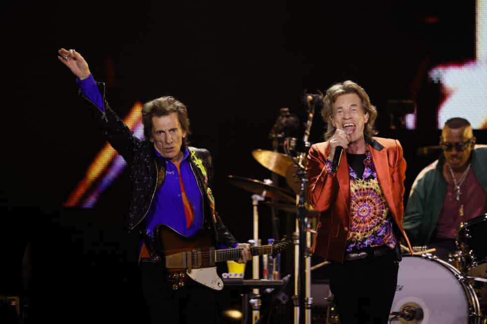 El cantante de The Rolling Stones, Mick Jagger, y el guitarrista Ronnie Wood (i) durante el concierto ofrecido este miércoles en el estadio Wanda Metropolitano