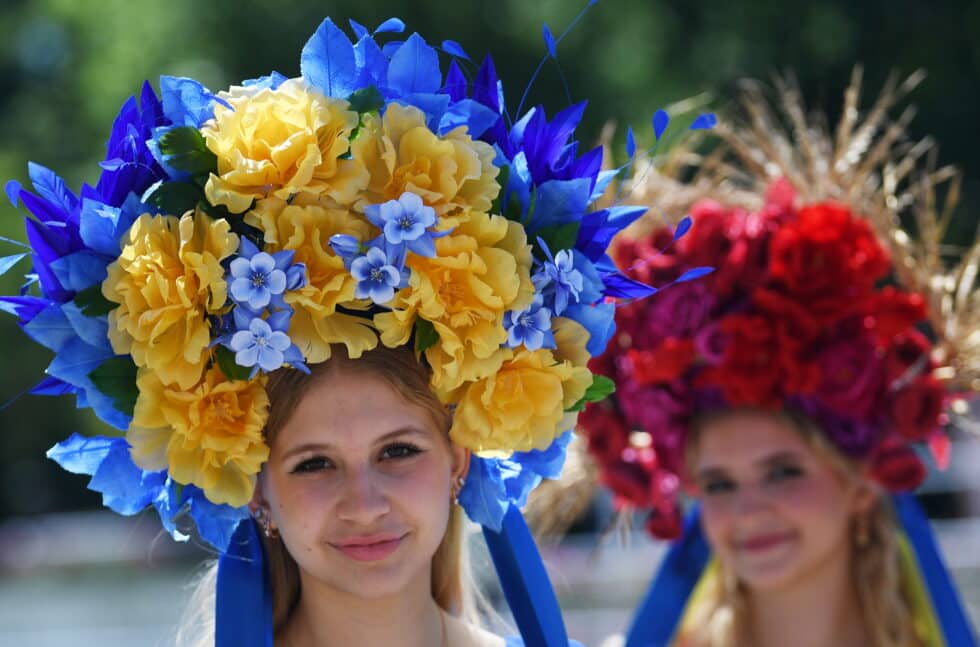 Los asistentes a la carrera luciendo sombreros extravagantes asisten al primer día de Royal Ascot