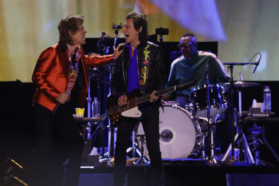 El cantante de The Rolling Stones, Mick Jagger (i), y el guitarrista Ronnie Wood (c) durante el concierto ofrecido este miércoles en el estadio Wanda Metropolitano, en Madrid, para comenzar su nueva gira europea "SIXTY", con la que Mick Jagger, Keith Richards y Ronnie Wood celebran 60 años de la fundación de esta banda emblemática.