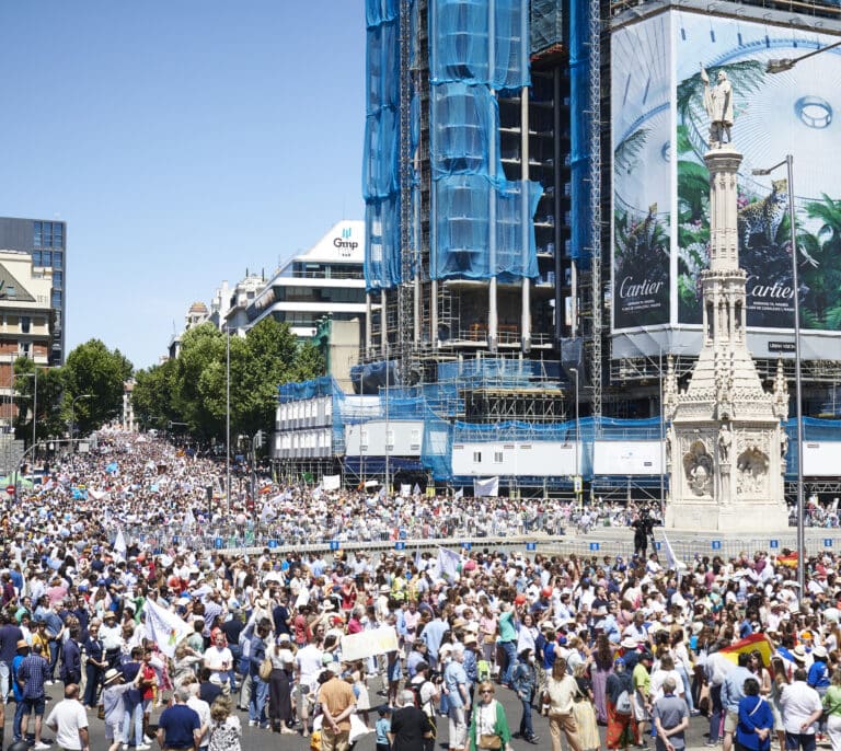 20.000 personas se manifiestan en Madrid contra el aborto, celebrando el fallo de Estados Unidos