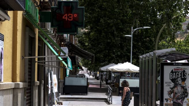 El 'gordo' de la ola de calor cae en Talavera de la Reina... pero no ha sido el día más caluroso de este junio Una mujer pasa frente a una farmacia que marca 43 grados, este miércoles en Toledo.E