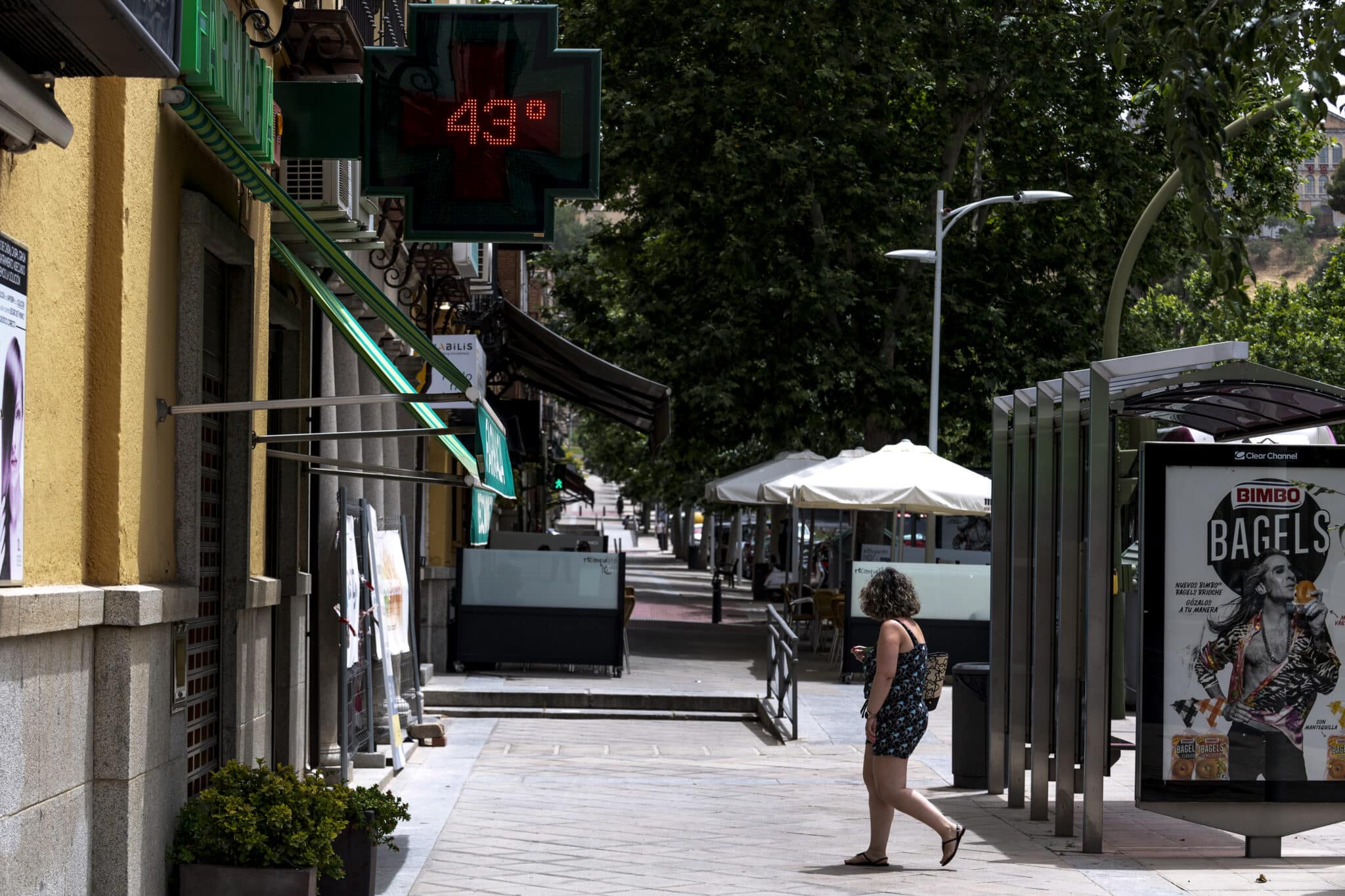 Una mujer pasa frente a una farmacia que marca 43 grados, este miércoles en Toledo.E