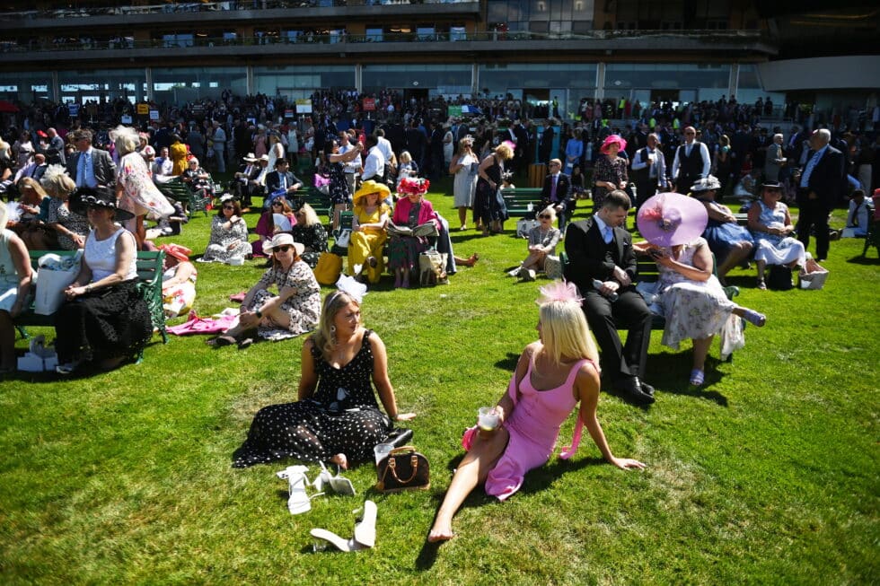 Los asistentes a la carrera asisten al primer día de Royal Ascot, en Ascot