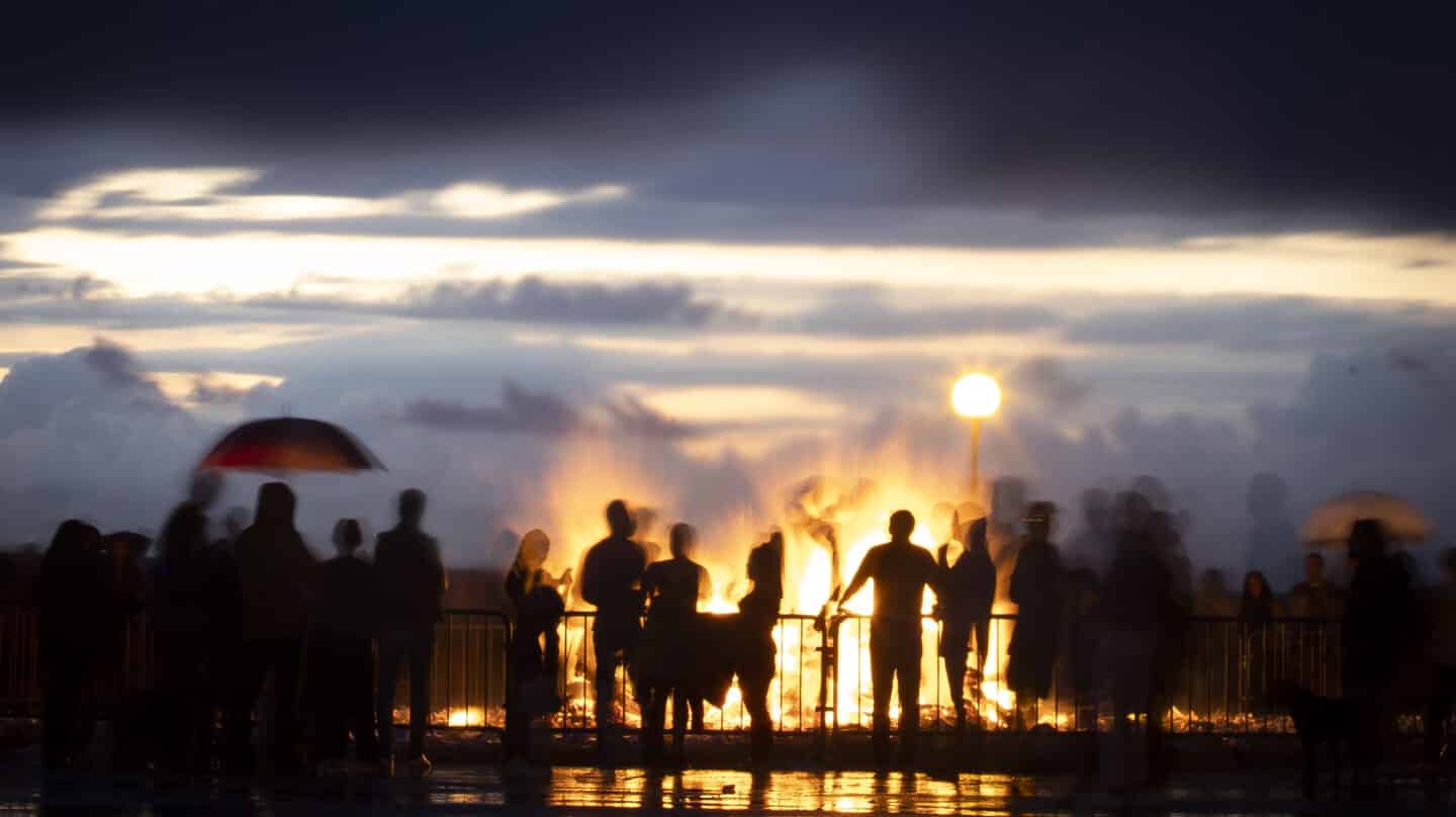 Numerosos donostiarras han celebrado este jueves la noche de San Juan 2022 con las tradicionales hogueras a pesar de las tormentas registradas en San Sebastián.