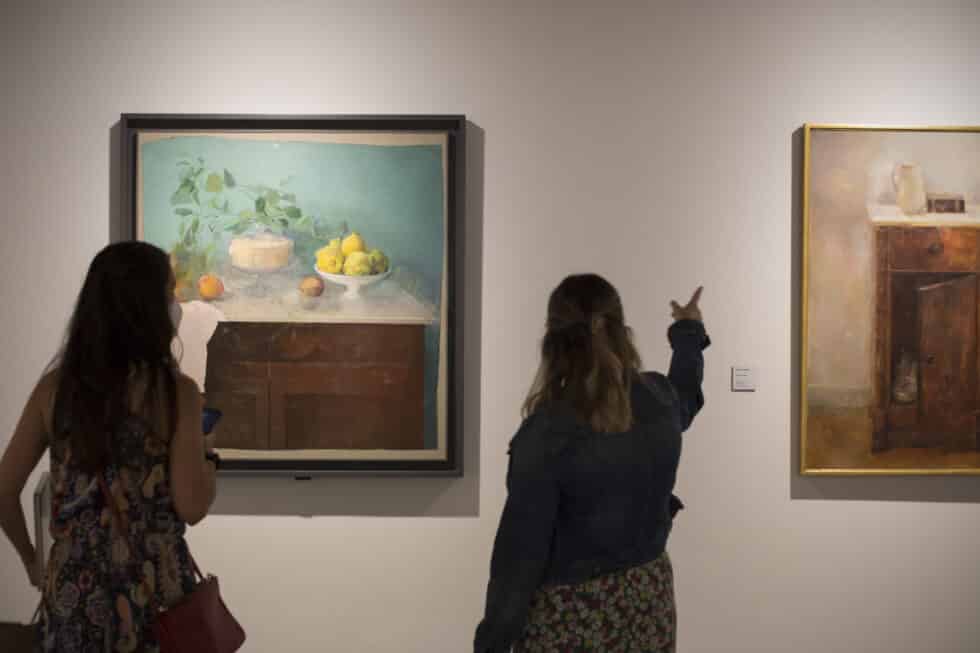 Dos mujeres ante la obra 'Bodegón de los membrillo', de María Moreno, que forma parte de la exposición 'Infinita realidad', organizada por la Fundación Ibercaja y que acoge el Museo Goya de Zaragoza