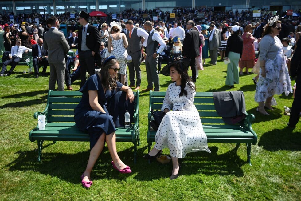 Los asistentes a la carrera asisten al primer día de Royal Ascot, en Ascot,