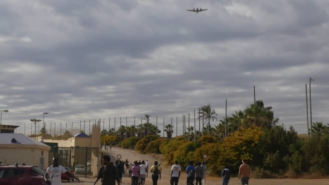Fallecen cinco inmigrantes cuando intentaban saltar la valla para entrar en Melilla Varias decenas de inmigrantes se dirigen al Centro de Estancia Temporal de inmigrantes (CETI) tras entrar este viernes en Melilla tras romper la puerta de acceso al paso fronterizo de Barrio Chino y saltar por encima de su tejado que separa la ciudad autónoma de Marruecos.