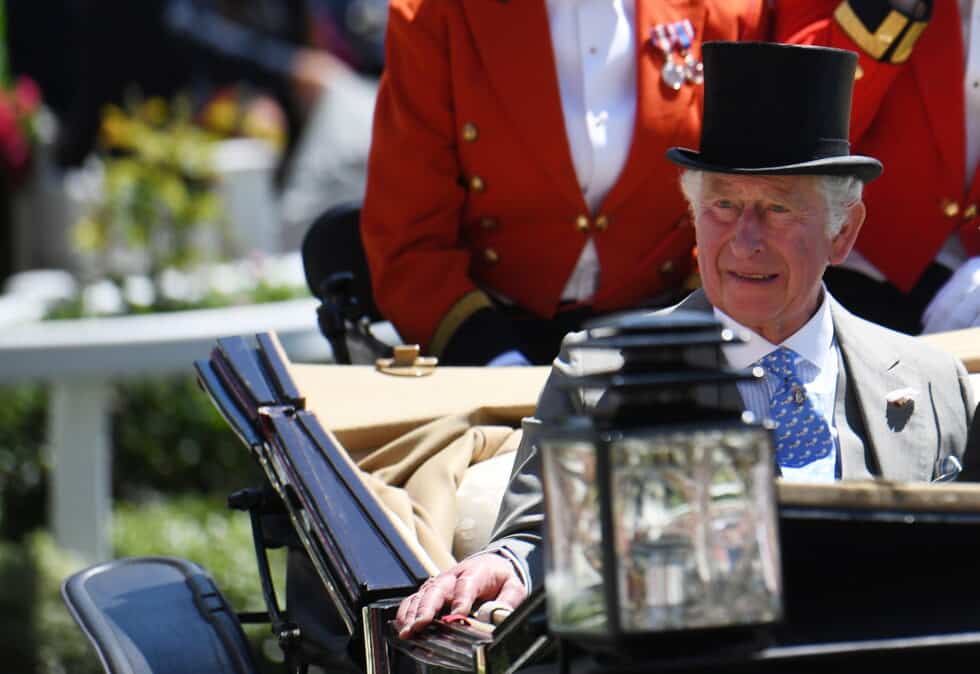 El príncipe Carlos de Gales de Gran Bretaña llega el primer día de Royal Ascot, en Ascot