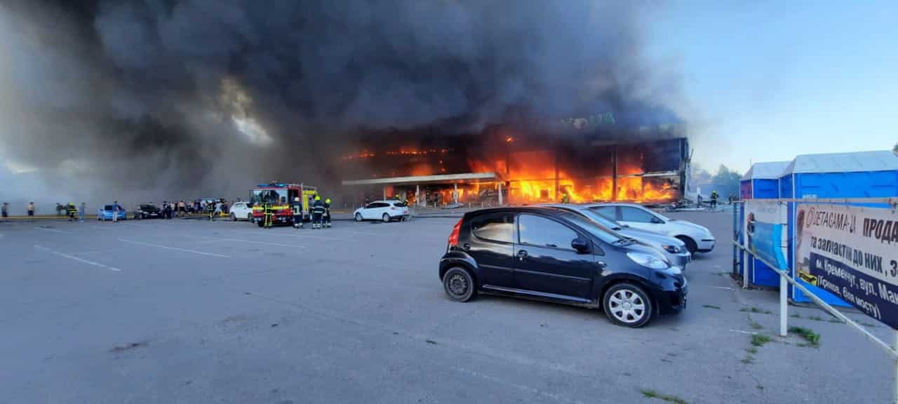 Ataque con misil en un centro comercial de Kremenchuk.