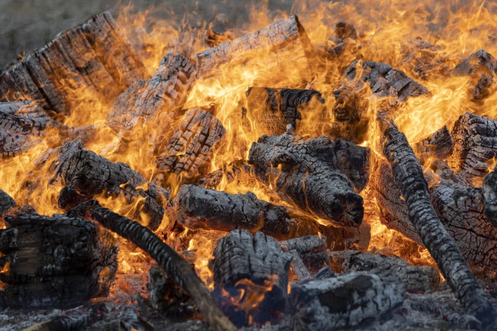 Una hoguera con fuego en la noche de San Juan 2022