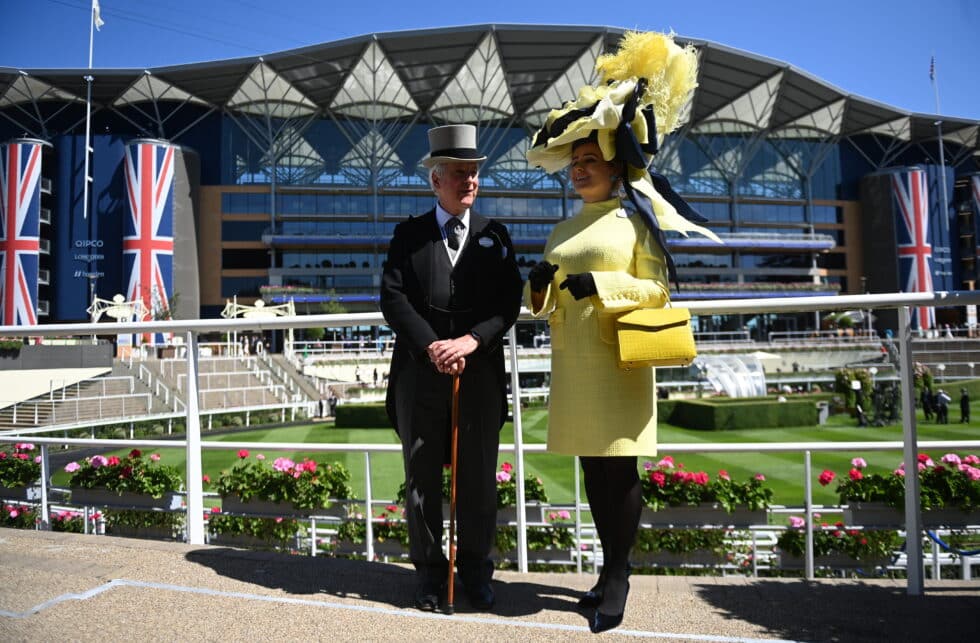 Los asistentes a la carrera asisten al primer día de Royal Ascot, en Ascot,