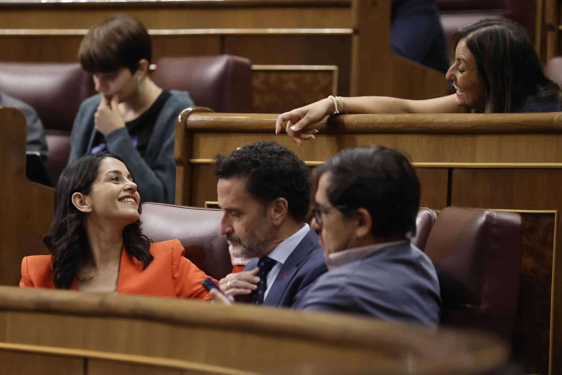 La presidenta de Cs, Inés Arrimadas, junto al resto de parlamentarios del Grupo en el Congreso de los Diputados.