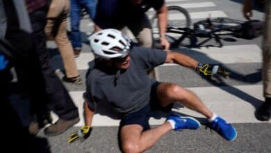 La caída de Joe Biden de la bicicleta durante un paseo por Delaware