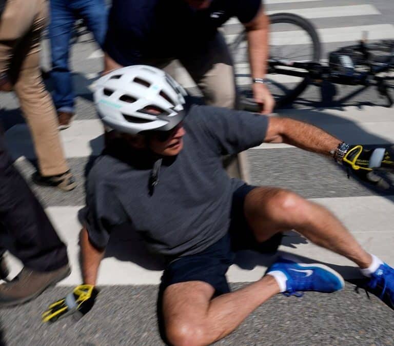 La caída de Joe Biden de la bicicleta durante un paseo por Delaware