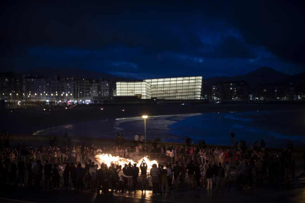 Hogueras encendidas en las playas de San Sebastián (País Vasco) para celebrar la noche de San Juan 2022, a pesar de las tormentas
