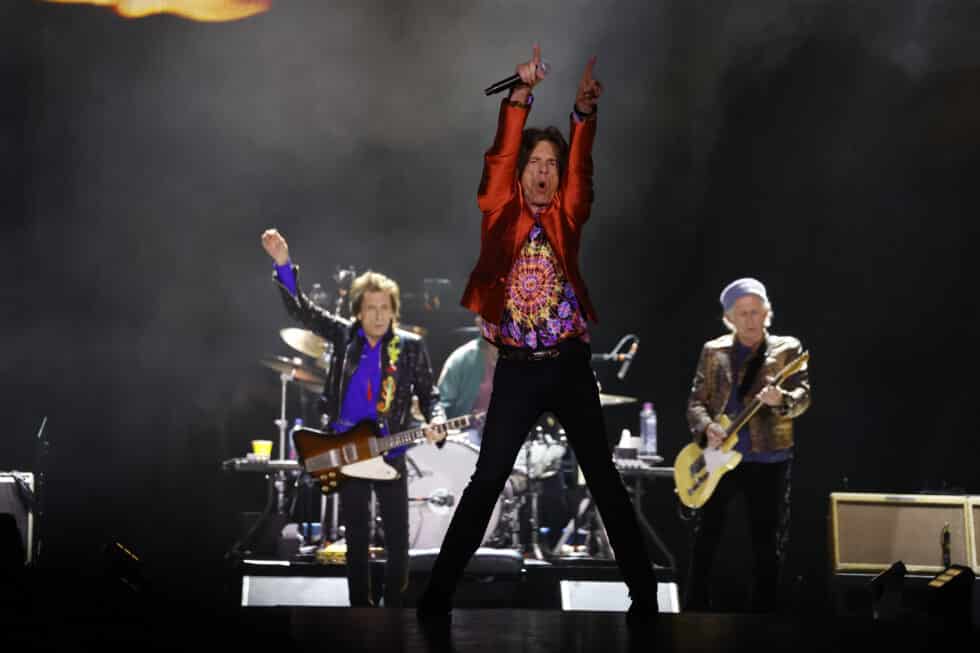 El cantante de The Rolling Stones, Mick Jagger, y los guitarristas Keith Richards (d) y Ronnie Wood (i) durante el concierto ofrecido este miércoles en el estadio Wanda Metropolitano, en Madrid, para comenzar su nueva gira europea "SIXTY", con la que Mick Jagger, Keith Richards y Ronnie Wood celebran 60 años de la fundación de esta banda emblemática.