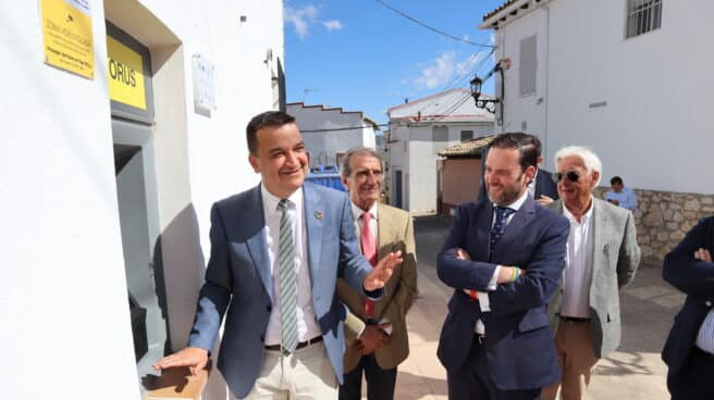 El consejero de Agricultura, Agua y Desarrollo Rural de Castilla-La Mancha, Francisco Martínez Arroyo, inaugura el cajero