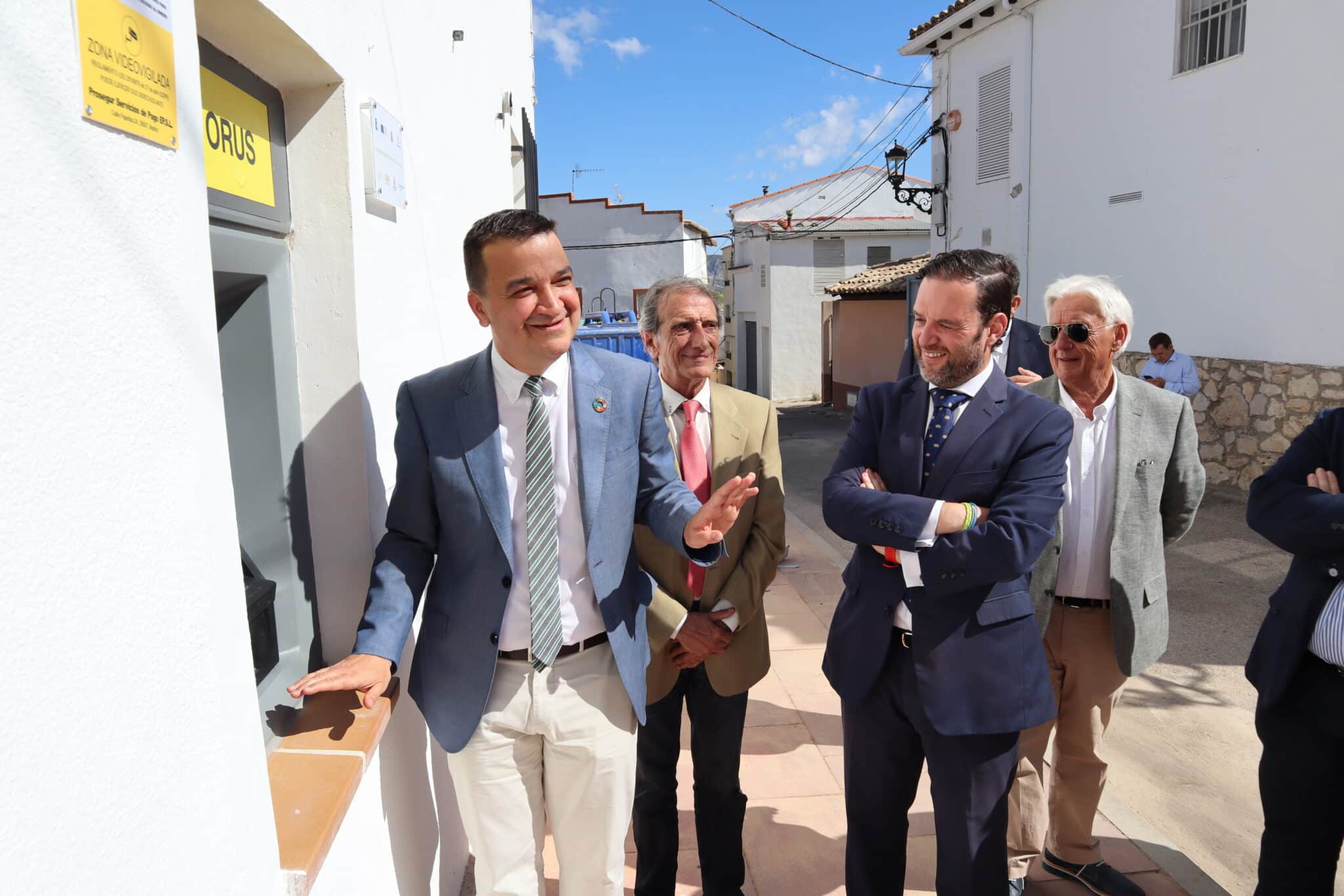 El consejero de Agricultura, Agua y Desarrollo Rural de Castilla-La Mancha, Francisco Martínez Arroyo, inaugura el cajero