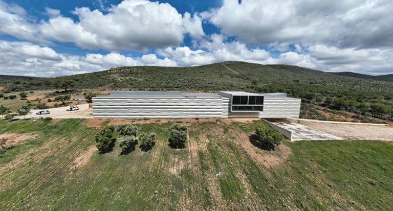 Bodega Casalobos, en Ciudad Real, de la que es socio Miguel Bosé, Butragueño y Sanchís