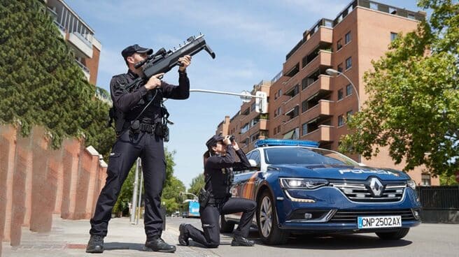 Un policía nacional, con un rifle antidron en una demostración.