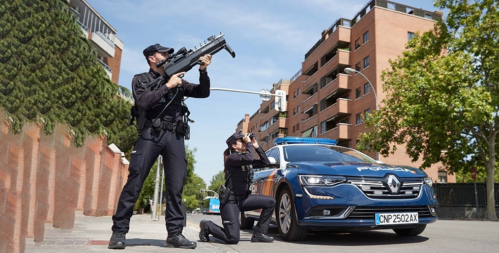Un policía nacional, con un rifle antidron en una demostración.
