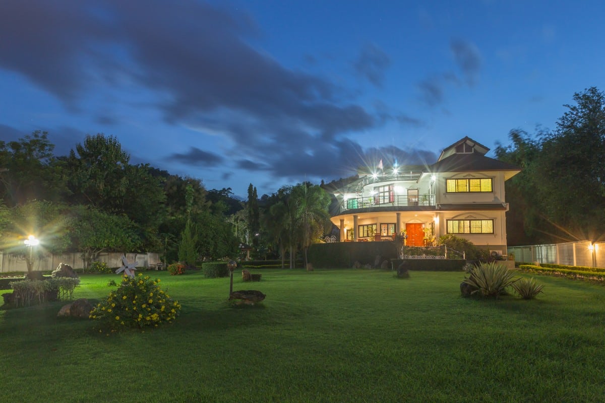 Exterior de casa iluminada por varios focos