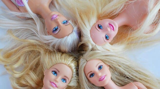 Cuatro Barbies en posición cenital