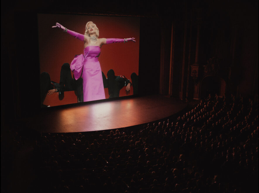 Escena de Blonde, el biopic sobre Marilyn Monroe, que protagoniza Ana de Armas, en la que se le ve a ella proyectada en una gran pantalla