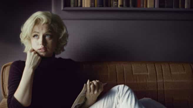 Ana de Armas interpretando a Marilyn Monroe en la película Blonde, sobre la vida de Marilyn