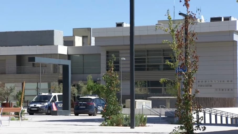 Fachada principal de la comisaría de Policía Nacional en Mérida.