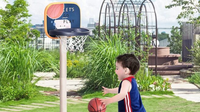 Niño jugando al baloncesto en la canasta de HOMCOM