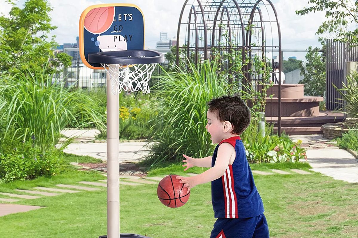 Niño jugando al baloncesto en la canasta de HOMCOM