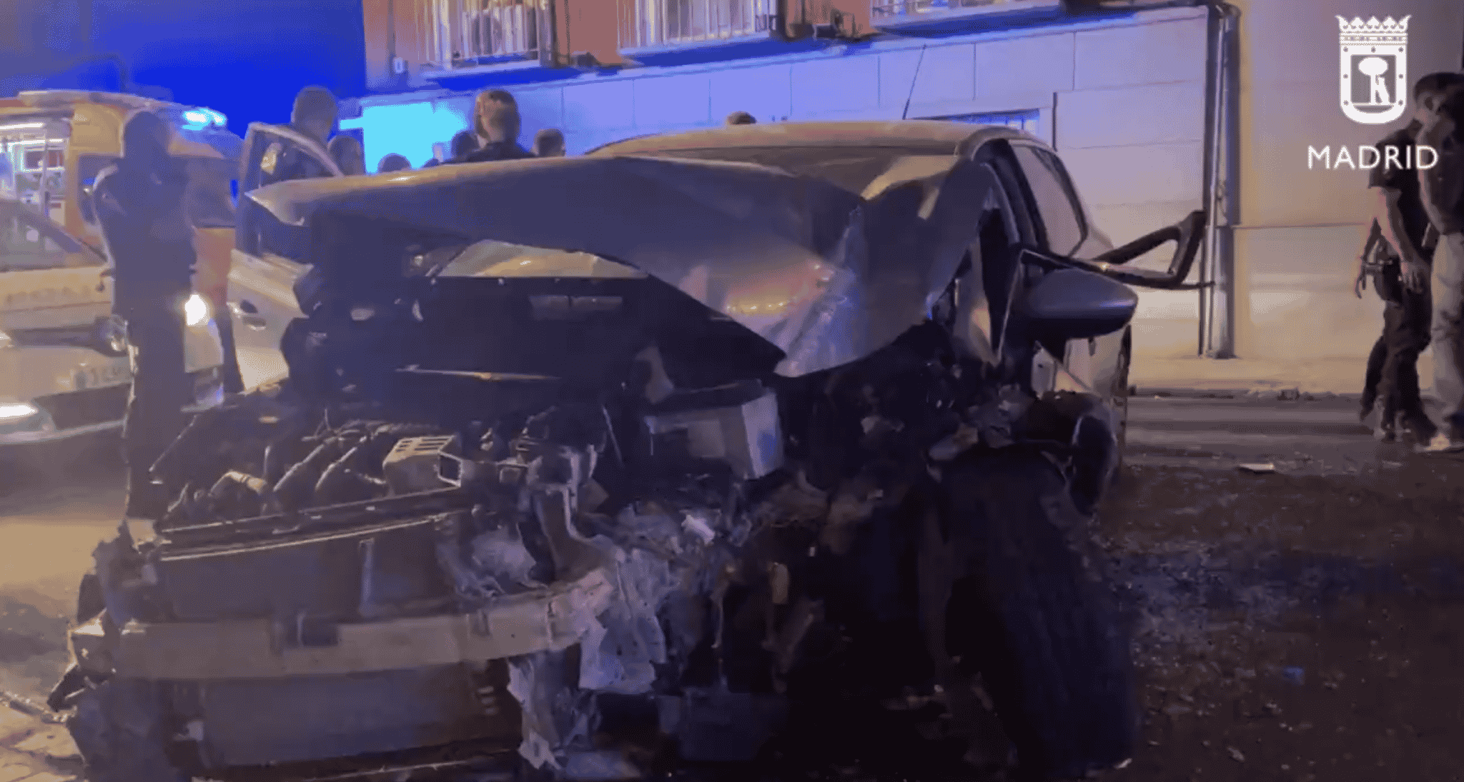 Fallece un conductor al chocar contra una fachada de un edificio en Madrid