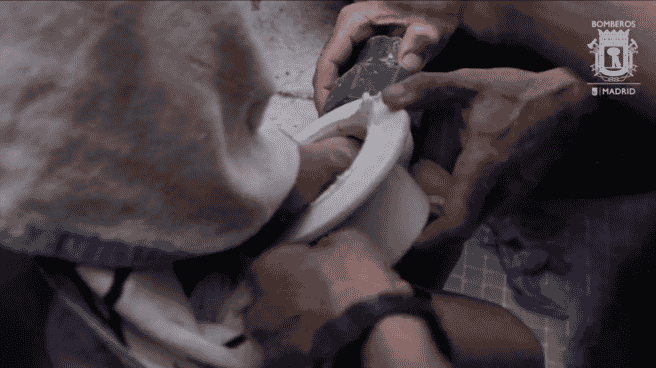 Liberan a un niño al que le quedó el brazo atrapado en el sumidero del fondo de la piscina Liberan a un niño al que le quedó el brazo atrapado en el sumidero del fondo de la piscina
