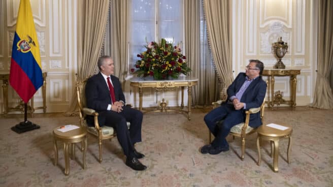 El presidente saliente, Iván Duque, y el recién elegido, Gustavo Petro, en Bogotá