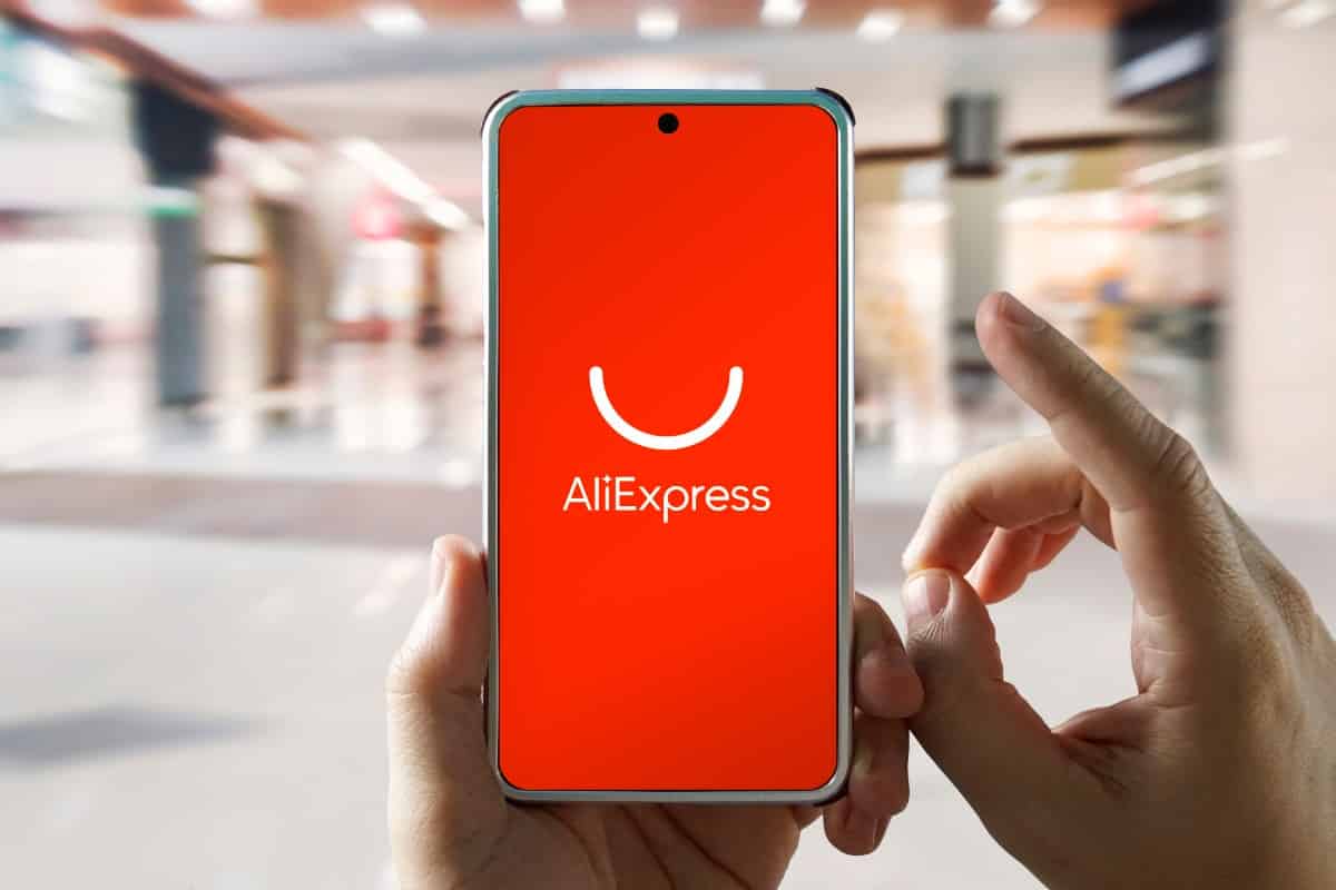 Móvil con la App de AliExpress abierta