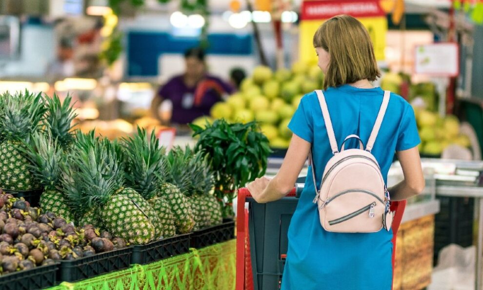 Mujer de espaldas comprando en supermercado Carrefour