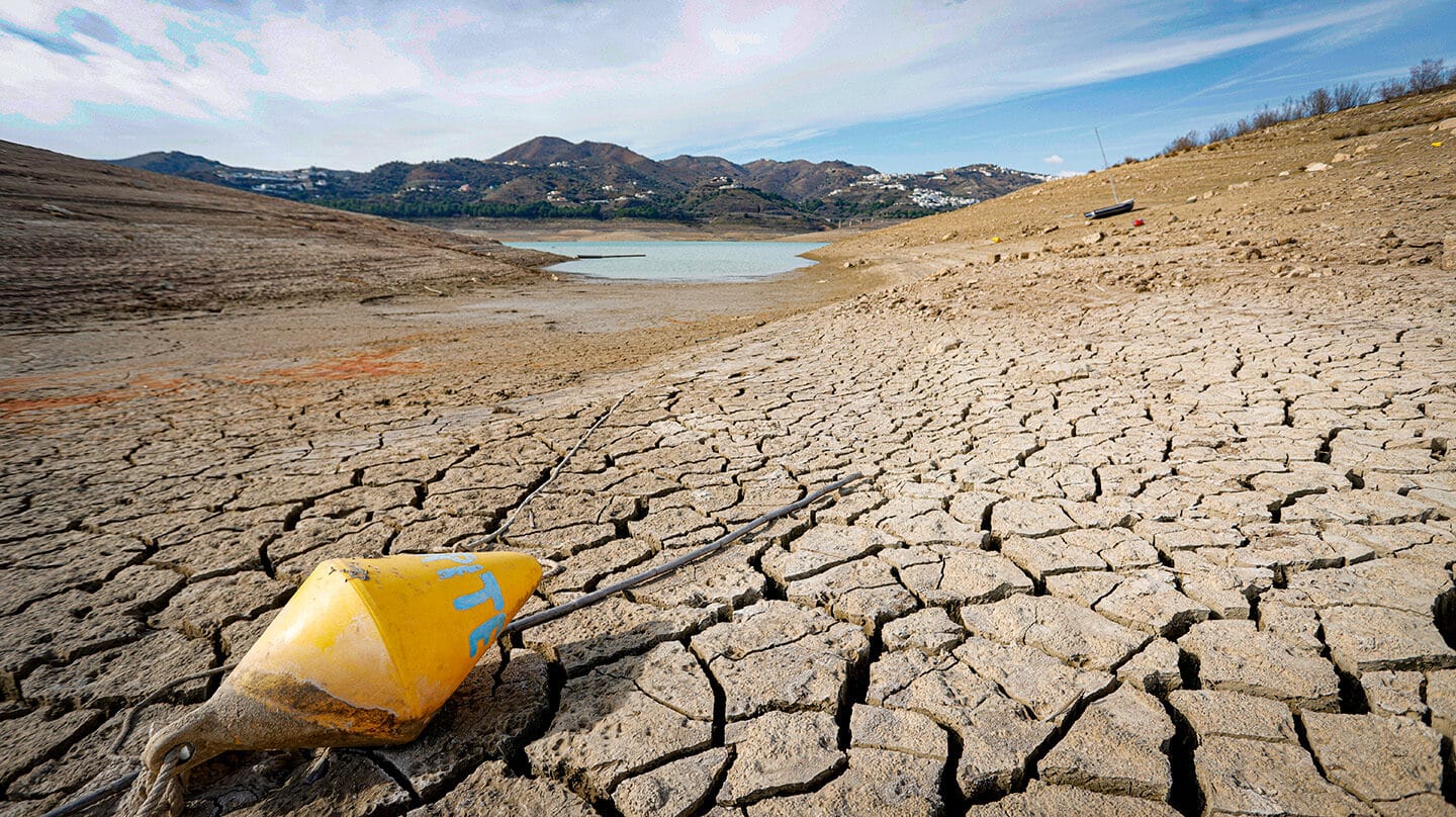 El embalse de la Viñuela, en Málaga, en una imagen de febrero de 2022, cuando estaba al 15%