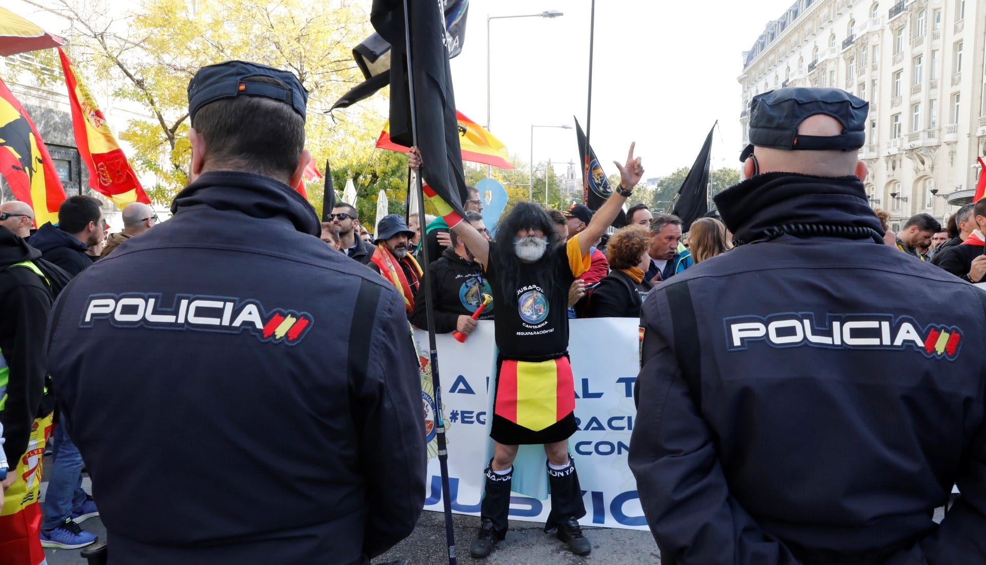 Manifestantes secundando una protesta de Jusapol en favor de la equiparación a las puertas del Congreso.