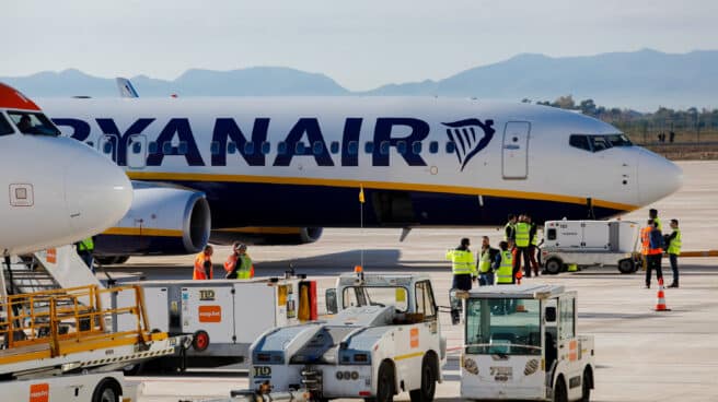 Un avión de Ryanair y carritos transportadores en el Aeropuerto Internacional de la Región de Murcia