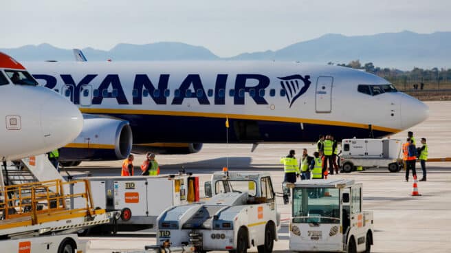 La segunda jornada de huelga de TCP de Ryanair afecta a 15 vuelos de ocho aeropuertos españoles Un avión de Ryanair y carritos transportadores en el Aeropuerto Internacional de la Región de Murcia