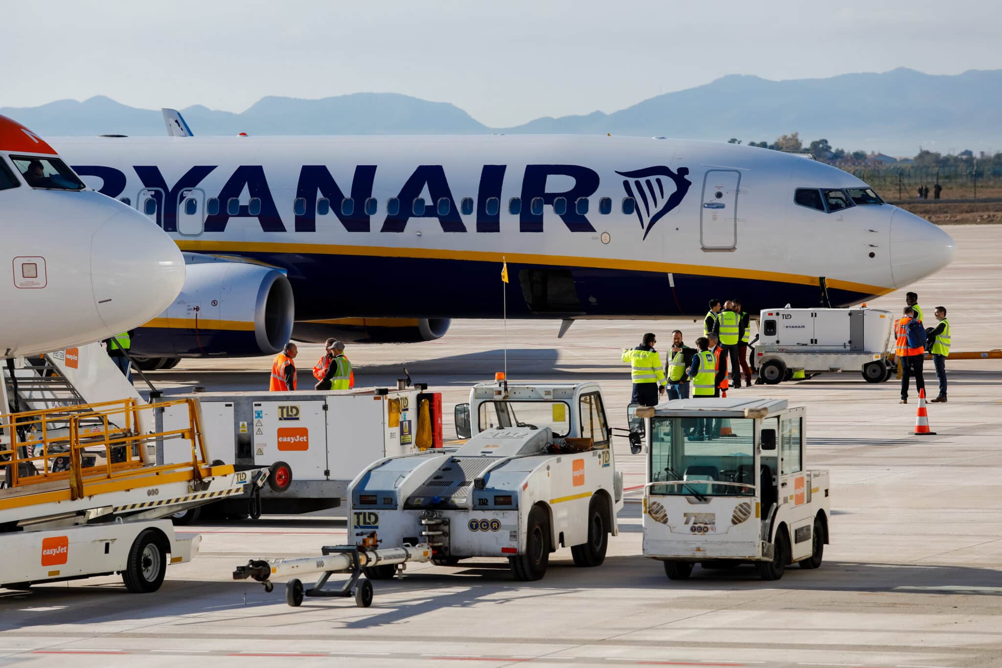 Un avión de Ryanair y carritos transportadores en el Aeropuerto Internacional de la Región de Murcia