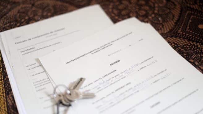 Imágenes de recurso para noticias sobre vivienda Unas llaves sobre un contrato de compraventa de vivienda y un contrato de alquiler de una habitación en una vivienda compartida.