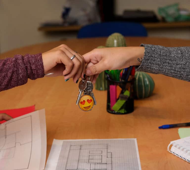 Cataluña y la Comunidad Valenciana, las únicas que ofrecen el bono joven del alquiler de Sánchez