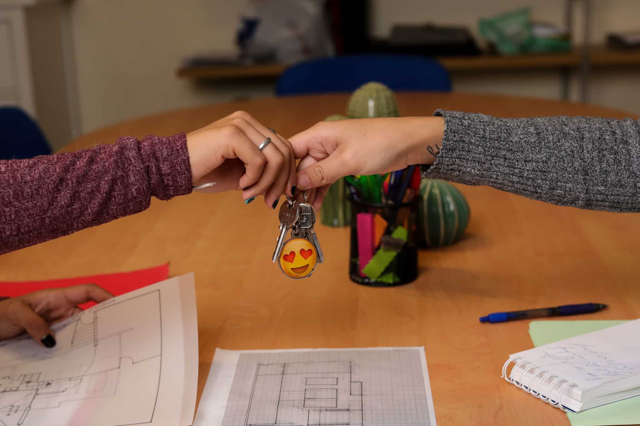 Dos chicas se dan unas llaves de una vivienda.