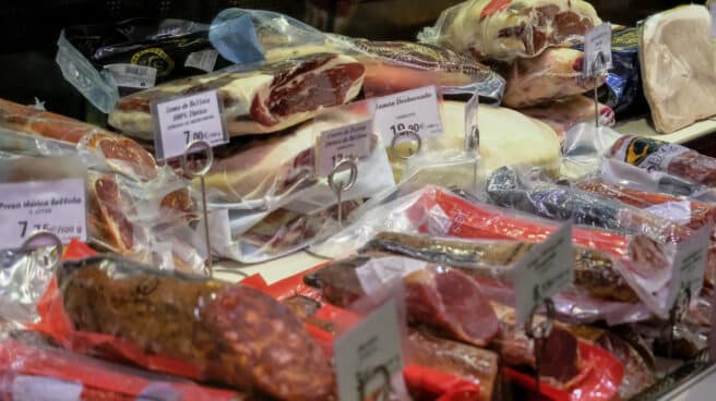Productos para la Cesta de Navidad Sección de charcutería y embutido en un supermercado.