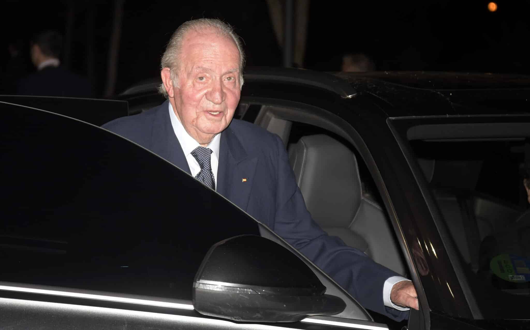 El rey emérito, Juan Carlos de Borbón, subiéndose a un coche cuando aún residía en España.
