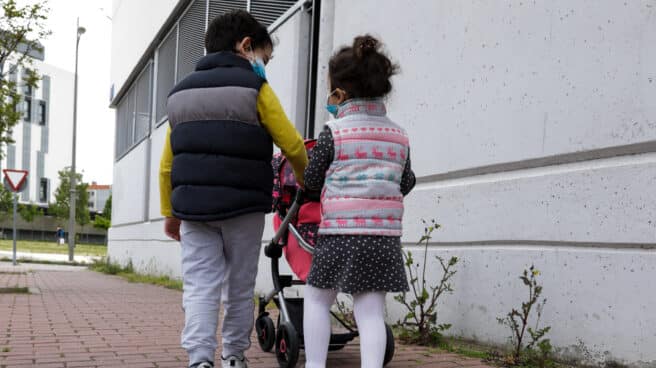 Dos niños pasean por la calle durante la pandemia de Covid.