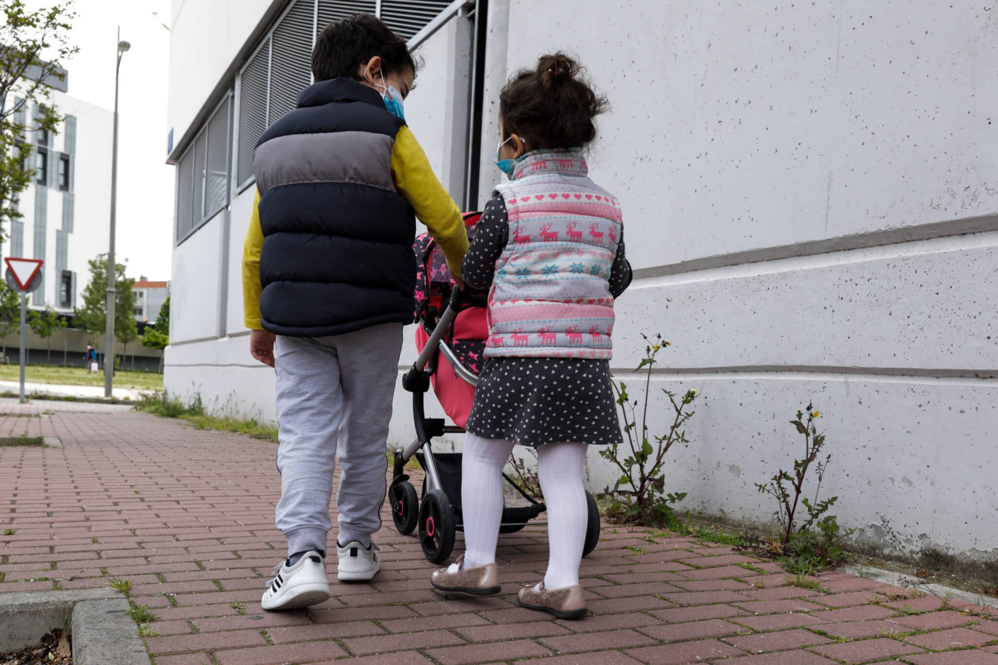 Dos niños pasean por la calle durante la pandemia de Covid.