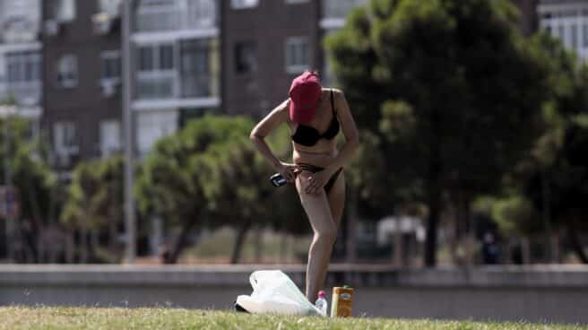 La cuarta parte de la población en España solo utiliza protección solar en verano Una mujer se administra protección solar en el Parque Madrid Río, a 29 de julio de 2020. Una ola de calor llegará mañana a la Península y Baleares, dejando temperaturas de 40ºC